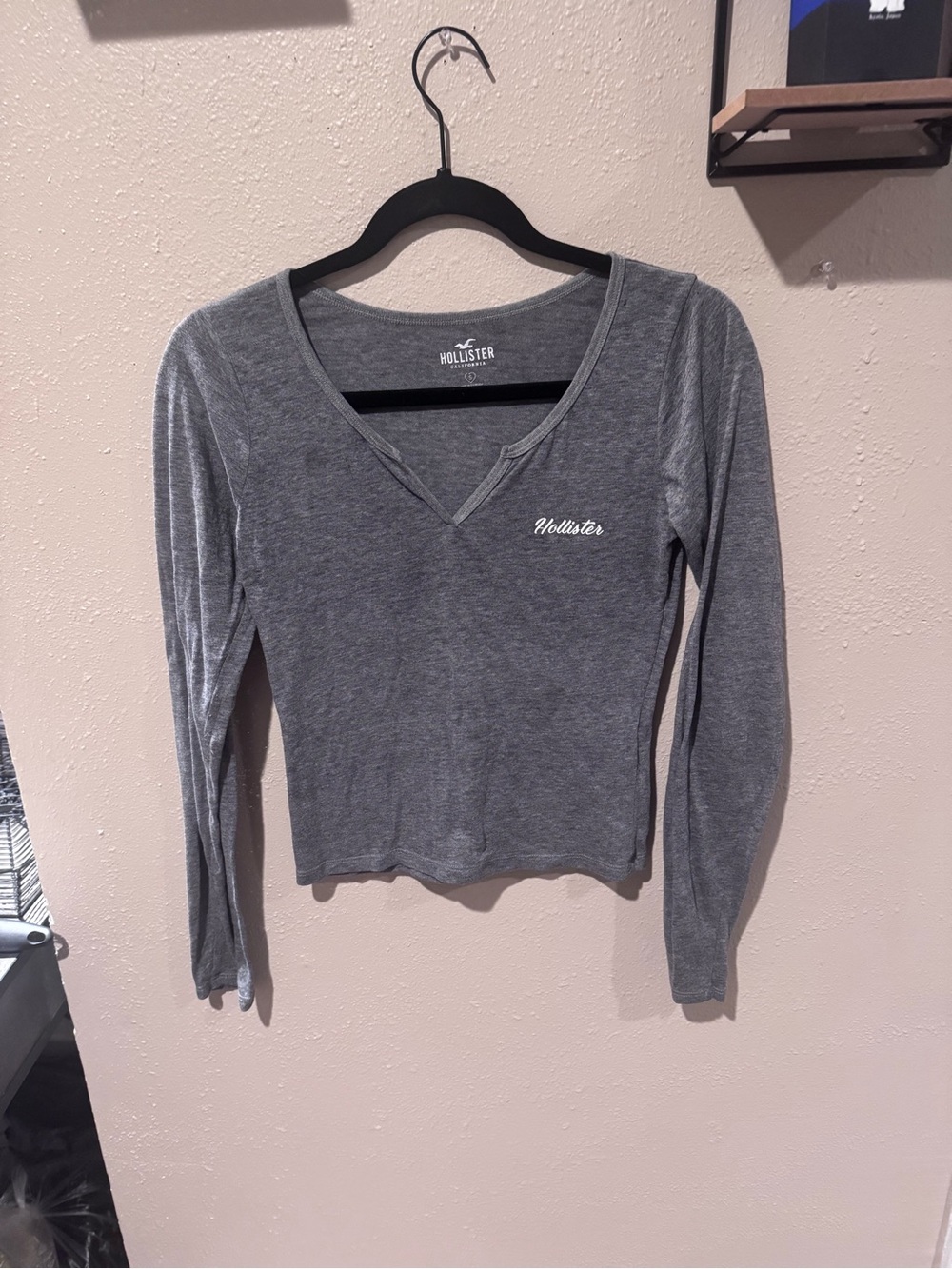 Hollister Women's Heather Gray V-Neck Long Sleeve Tee